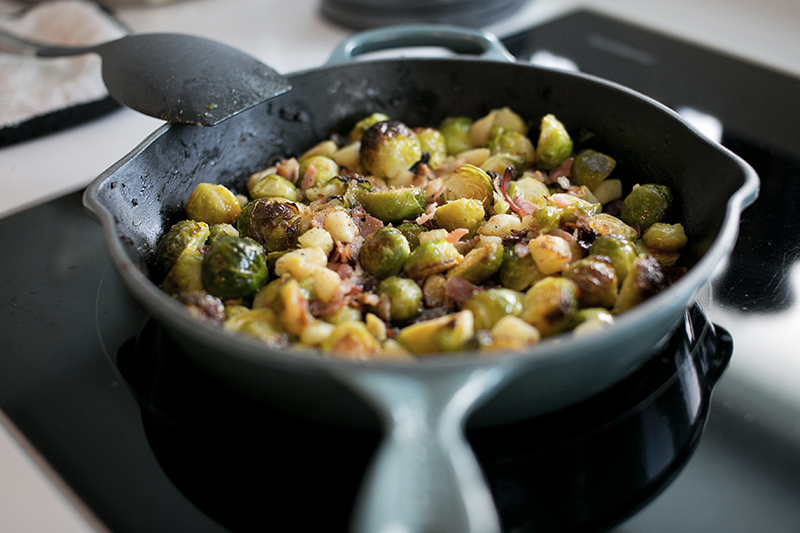 Caramelized Brussels sprouts with apples & bacon