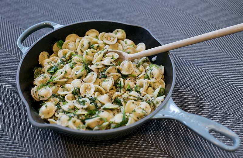 Pasta with spinach lemon & walnuts