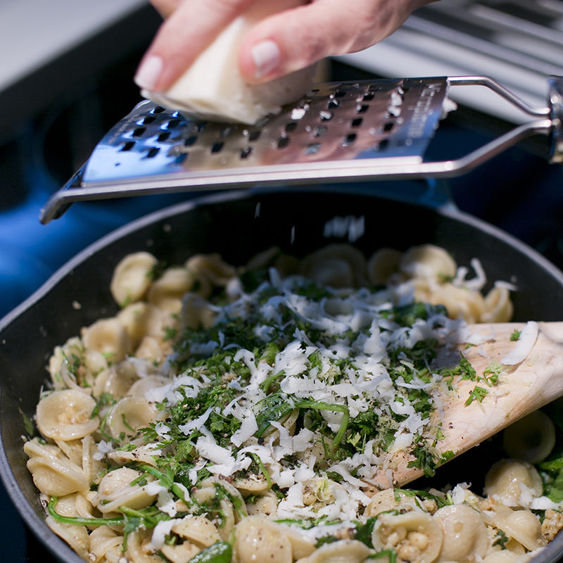 Pasta with spinach lemon & walnuts