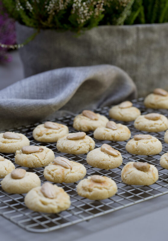 Sandy Almond Cookies